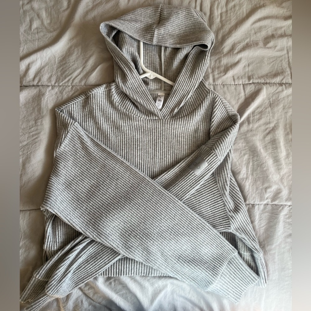 Never Worn Alo Yoga Light grey muse hoodie